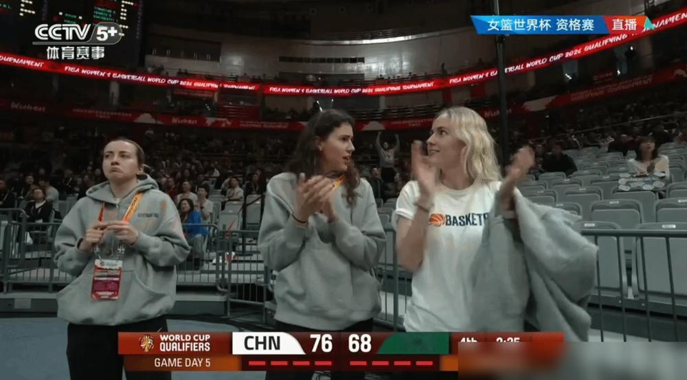 中国女篮打巴西这场球，咱们是赢了，但场边最激动的，反倒是捷克队。她们全队就