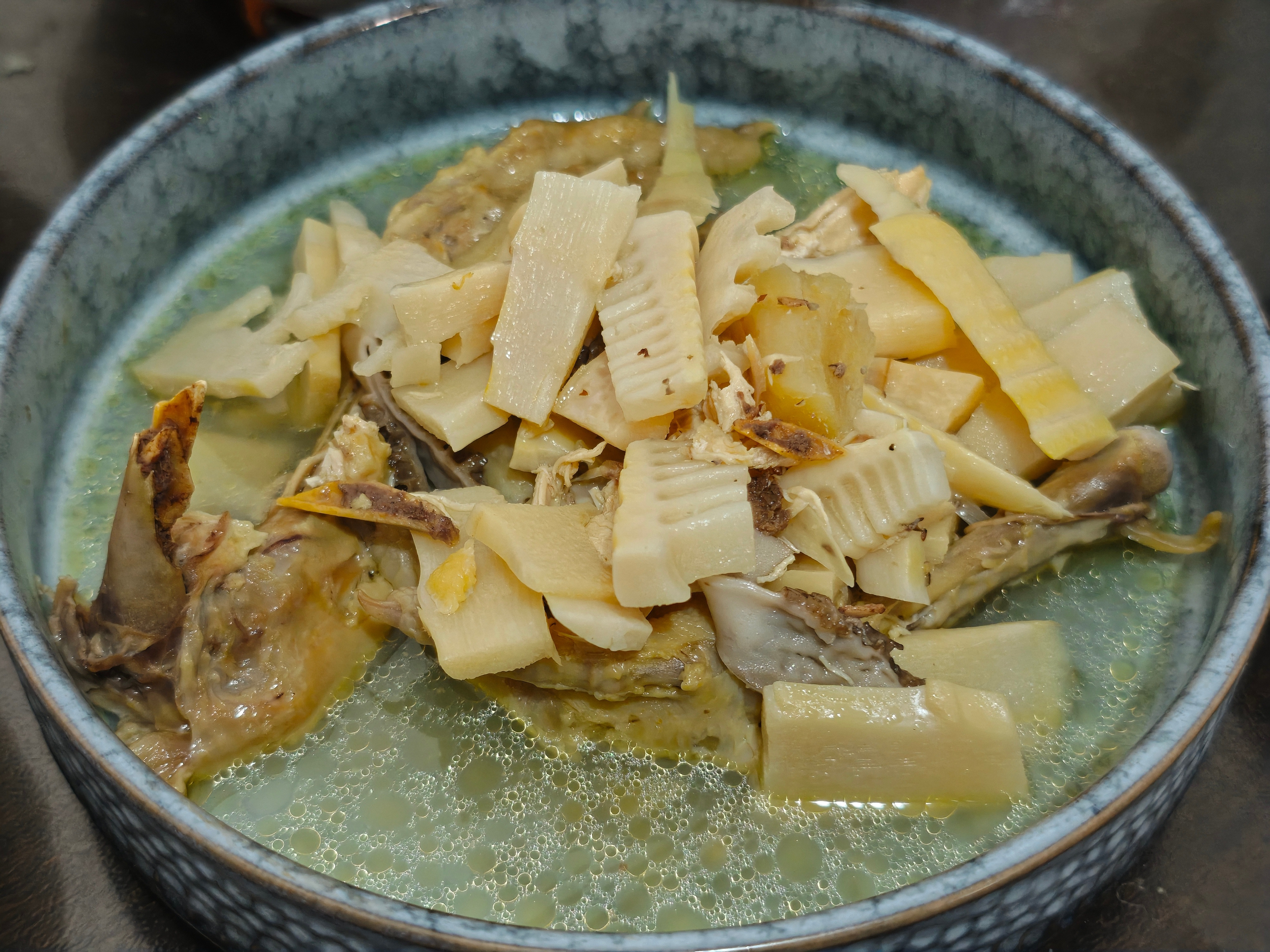 今年的春雷笋，差不多最后一波了。炒肉挺不错的~