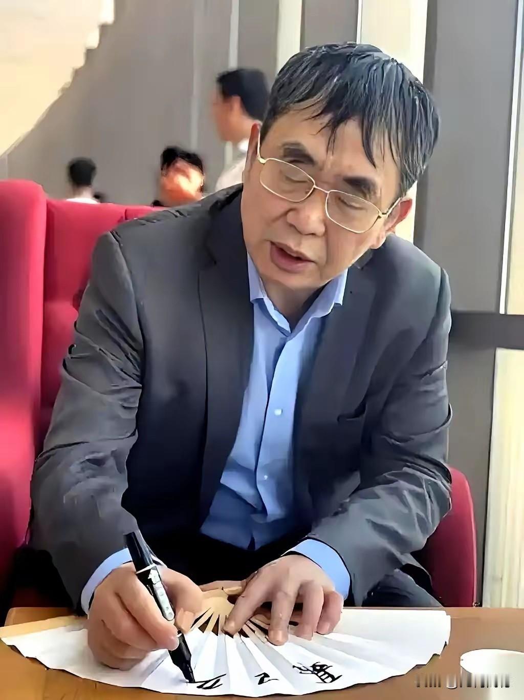 聂卫平的字，以前真没有看过，现在通过看他的字，感觉他应该是没有练过书法，因为练书