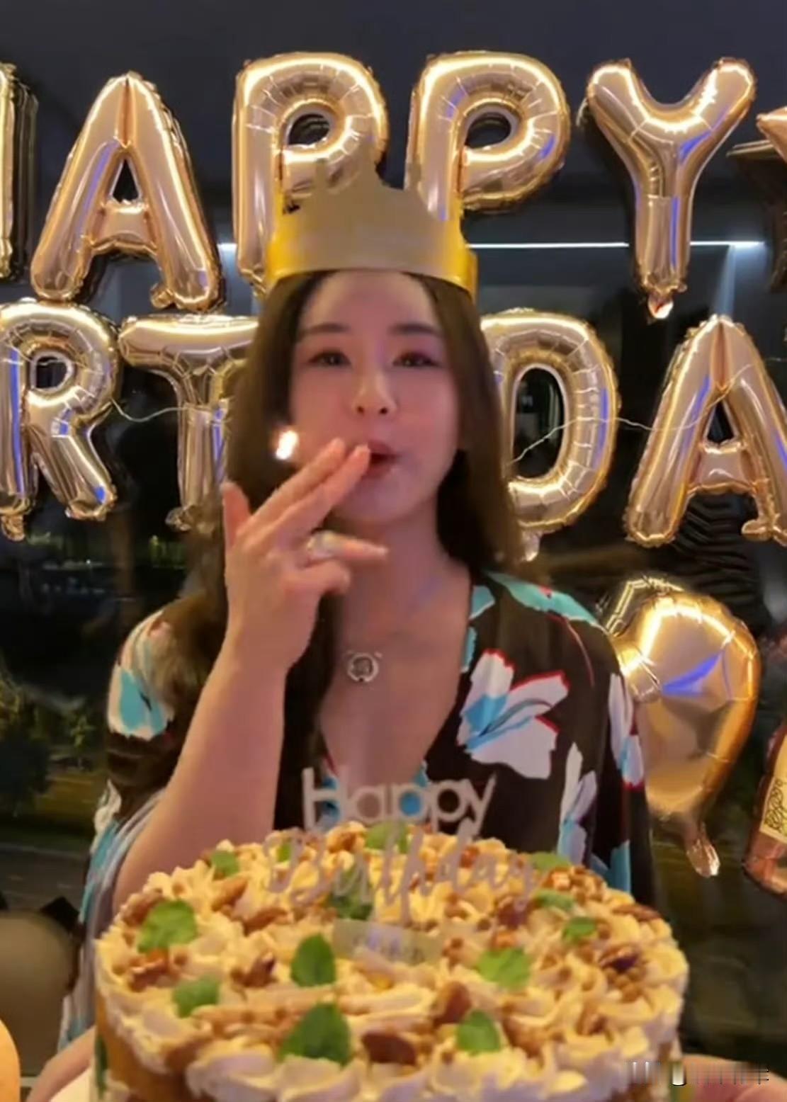 李小萌41岁庆生照曝光，许久未公开露面的她，相比从前体态丰腴了不少，整体颜值依旧