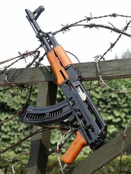 国产轻武器中的命名最尴尬的56式，它到底是冲锋枪还是步枪？看着