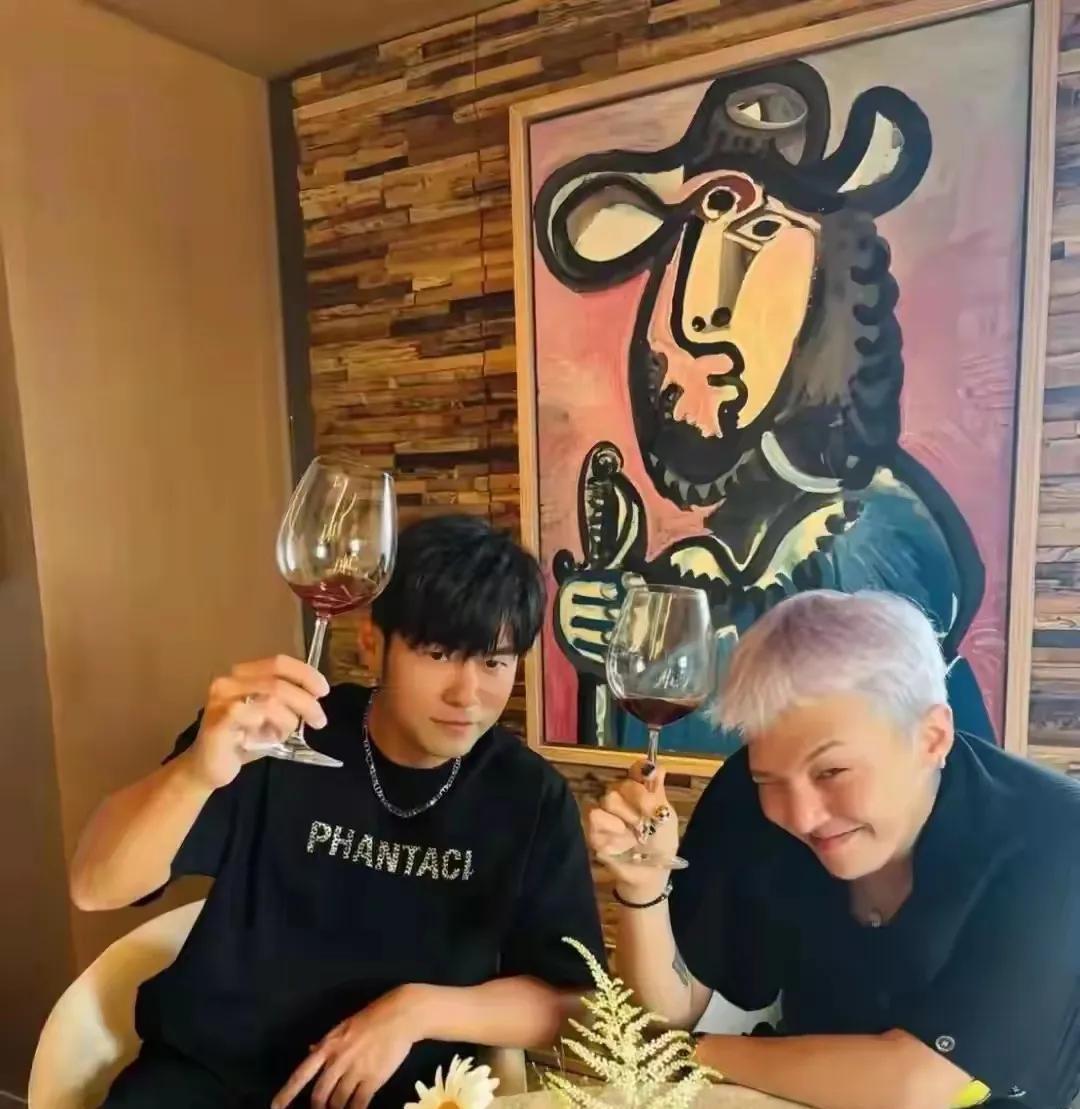 要不怎么说娱乐圈是个“圈儿”周杰伦跟权志龙感觉八竿子打不到一起的，玩的音乐类型