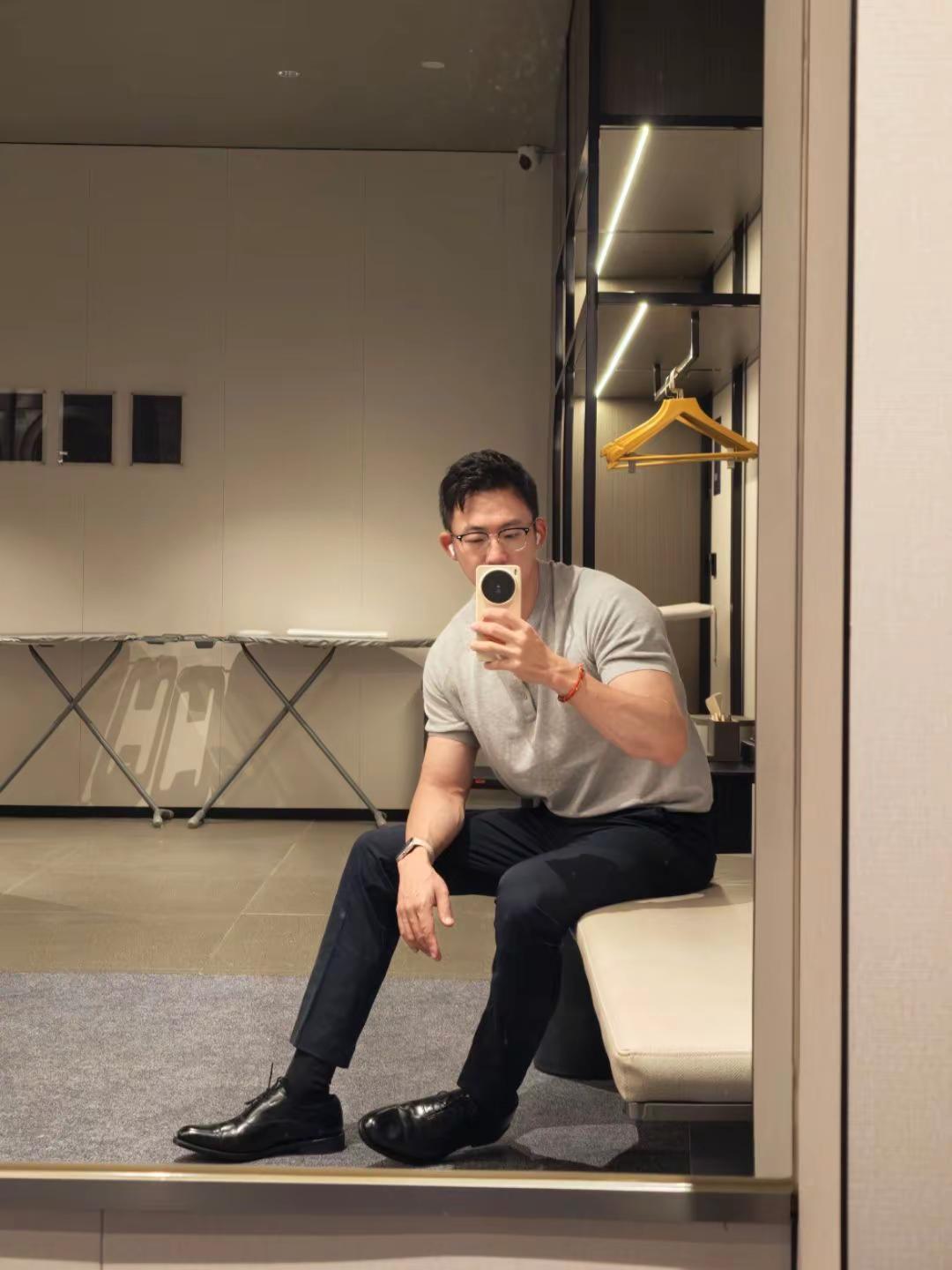 时间会分叉，通向无数个未来允许失败允许人来人往肌肉型男正装健身是最好的穿搭