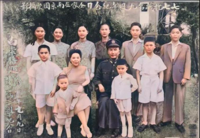 白崇禧将军的“全家福”，拍摄于1946年7月9日，地点是在南京市大方巷。照片中的