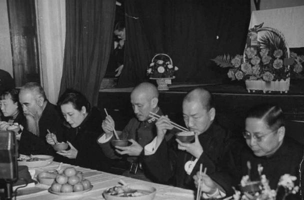 1948年，蒋介石在南京设宴，单独请一个人吃饭。饭桌上，宾主尽欢，觥筹交错。饭后