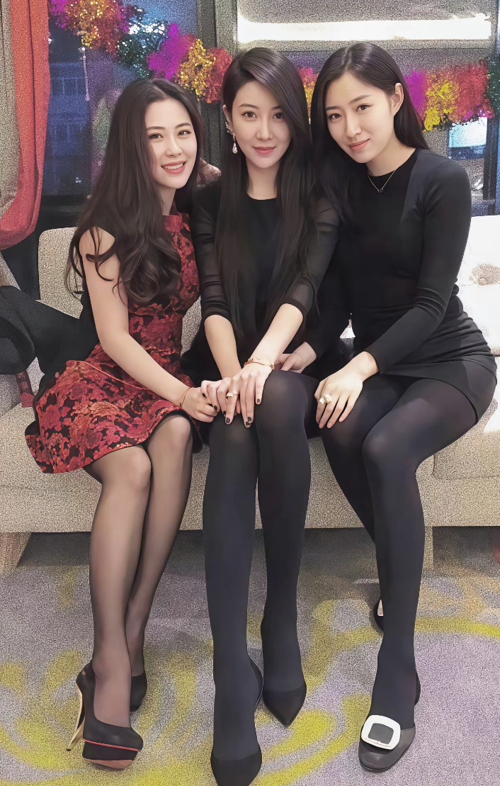 和闺蜜门好久不见，拍个照下次不知道什么时候能在见面了