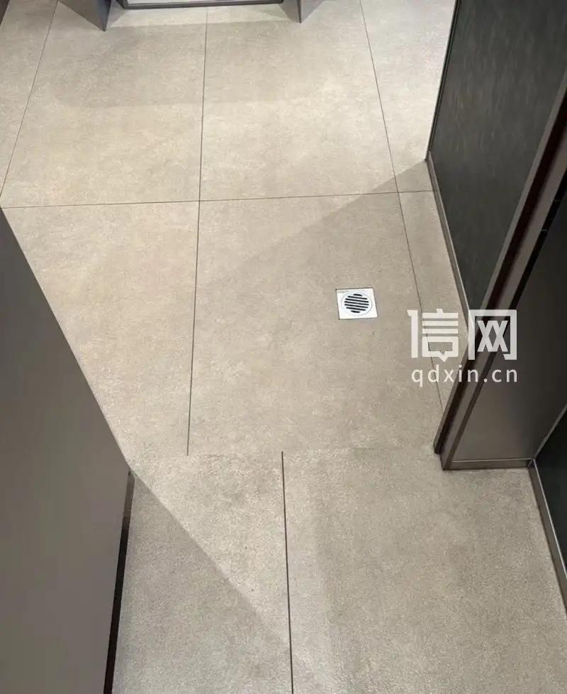 上海，女子带一家人吃海底捞，72岁的老母亲独自去上厕所后迟迟未归，女子连忙去厕所