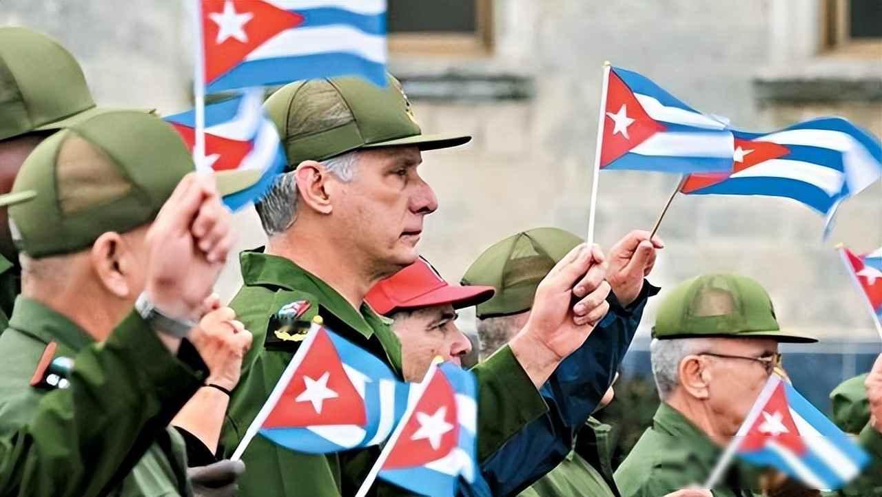 古巴电网刚瘫，美军舰艇就贴到家门口，全民拿AK练拆装2025年8月，美军往加