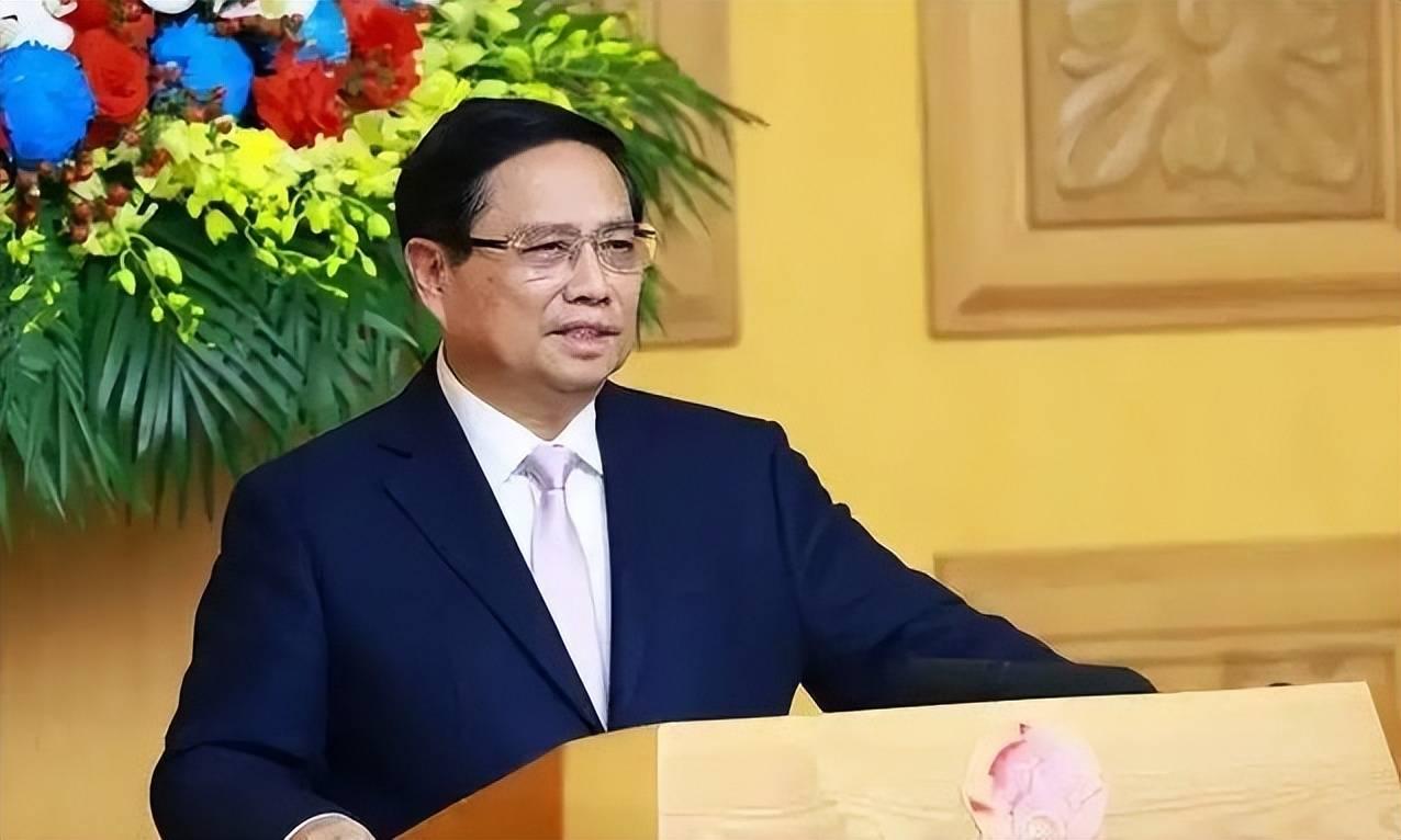 脸都丢尽了！美国代理海军部长高雄近日飞抵河内，与越南国家主席苏林会面。这位越