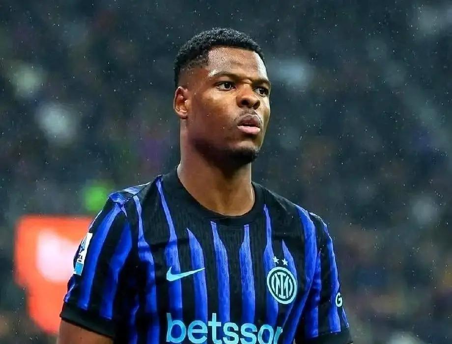 国米和邓弗里斯的续约谈崩了。球员想要450万欧年薪加2500万解约金。国米