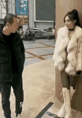 美女：“帅哥，要套餐吗？”双手插兜的男子上下打量之后，左顾右盼看了看，回答：“要