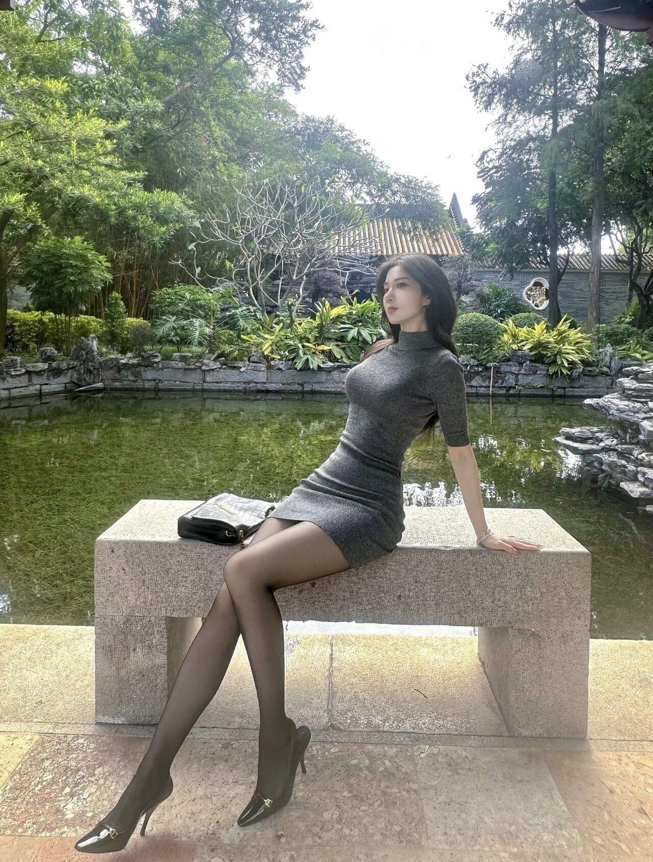 经典灰调针织连衣裙，搭配黑丝不争不抢的优雅经典灰调针织连衣裙，搭配黑丝小高跟，