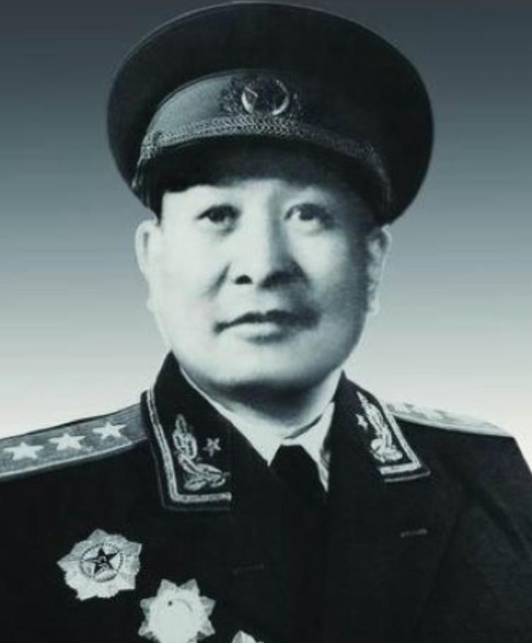 1947年，钟期光去开会，路上被华野6纵1个排长带人打伤，不久，排长被押到钟期光