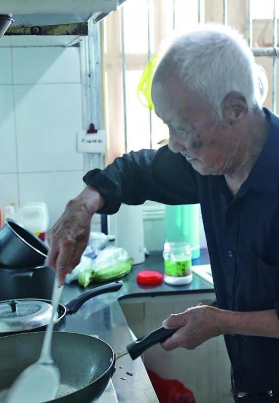 说出来你可能不信！浙江瑞安，一位106岁的王老爷子凌晨1点起、3点吃完早饭去溜达