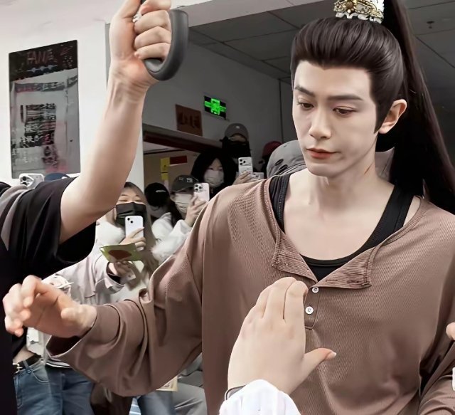 邓凯这操作，简直是悬崖上走钢丝。上一秒你还在《将门独后》里，跟孔雪儿谋划怎么坑死