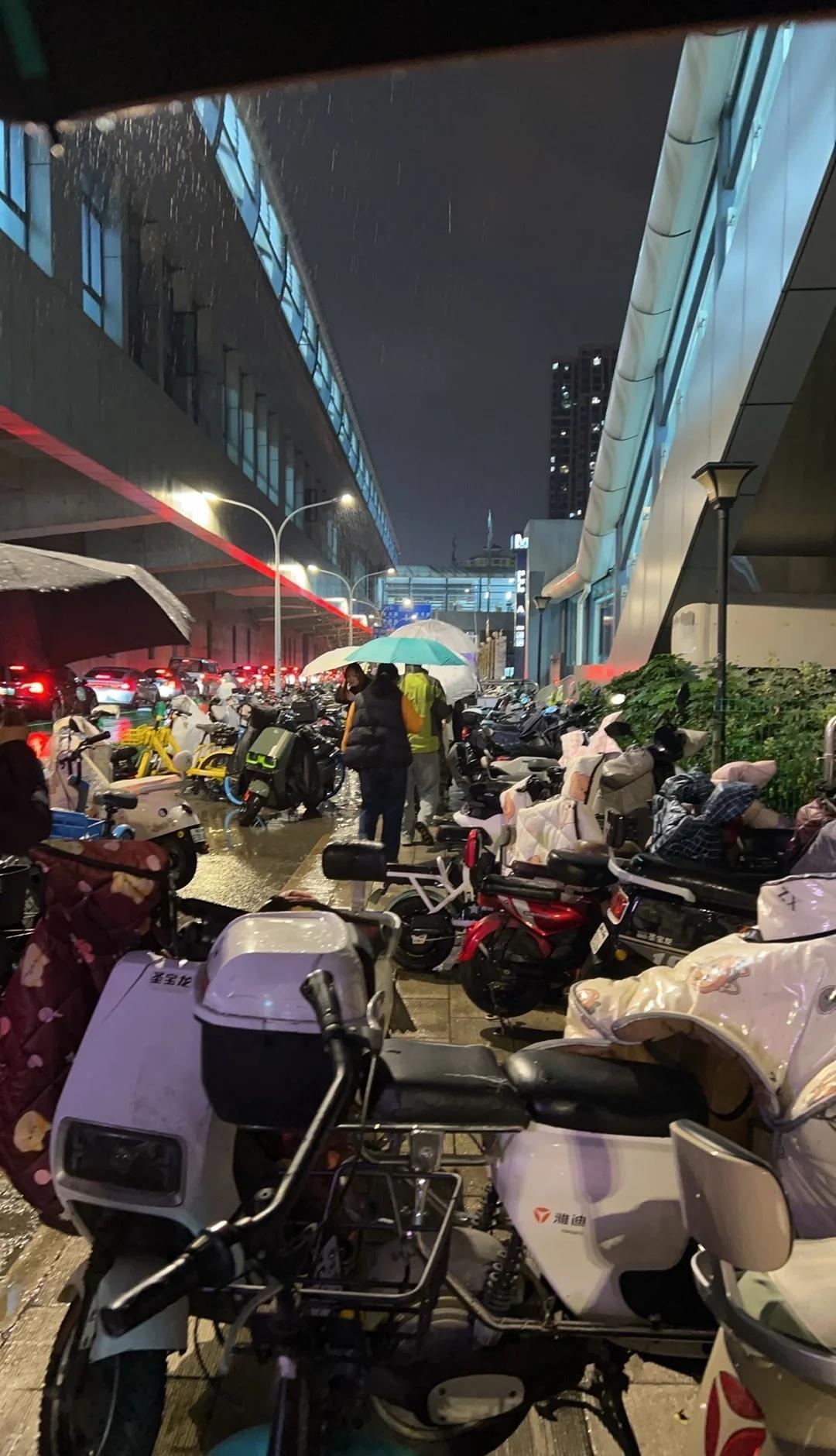 武汉白沙洲龙湖天街偷拍5号线光霞A出口的电梯这个位置，有个灰色长袖衣服的大叔偷