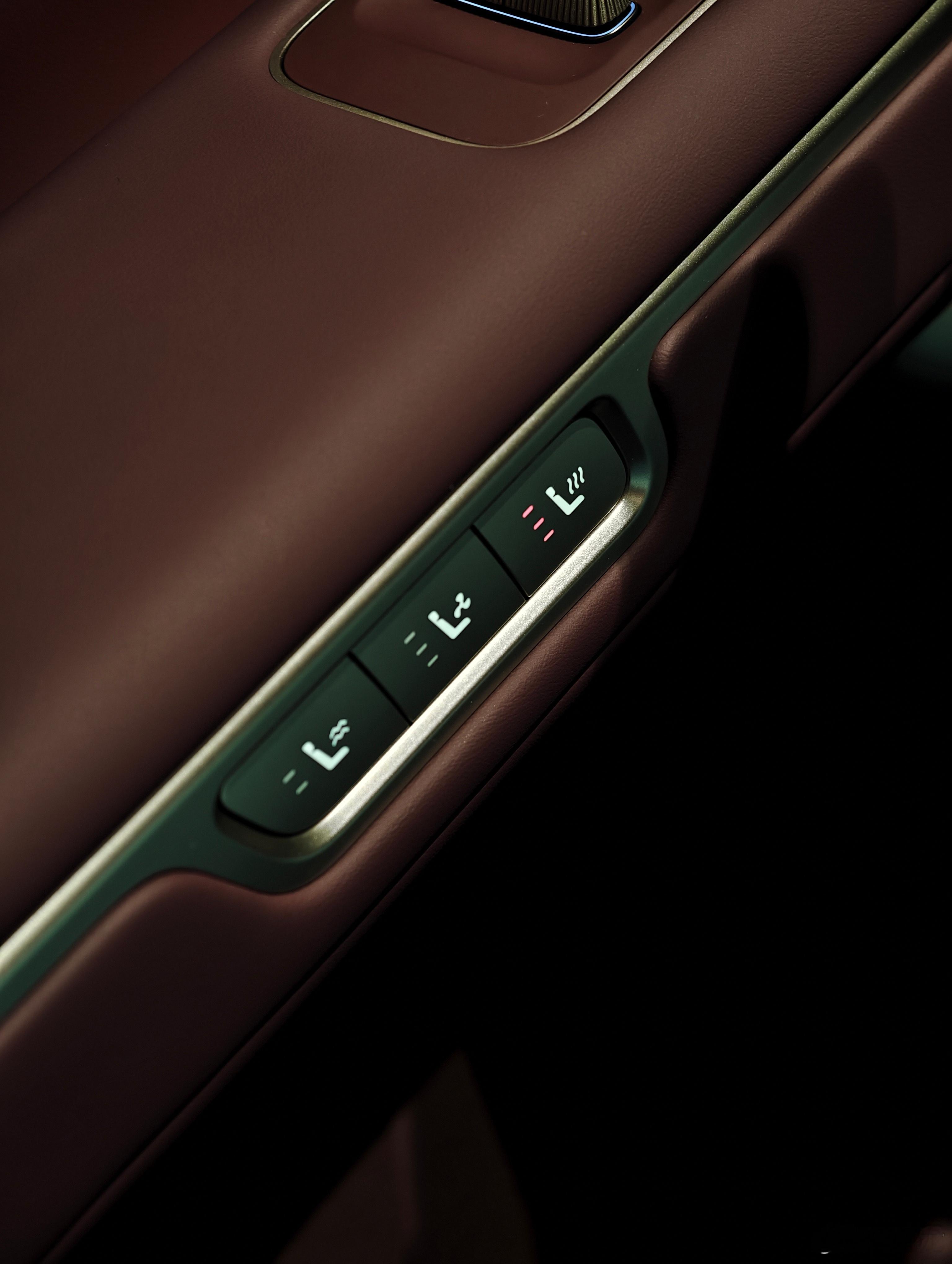 过来体验蔚来ES9，细节之处比全新ES8更舍得话成本。比方说ES8座椅加热、通风