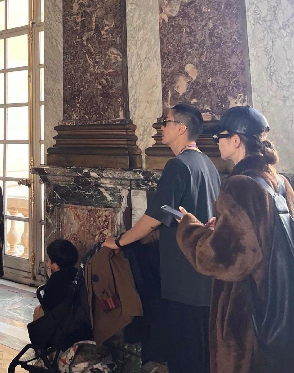 戚薇和李承铉带小儿子巴黎游，戚薇穿毛皮大衣贵气爆棚，李承铉寸头背影超帅！