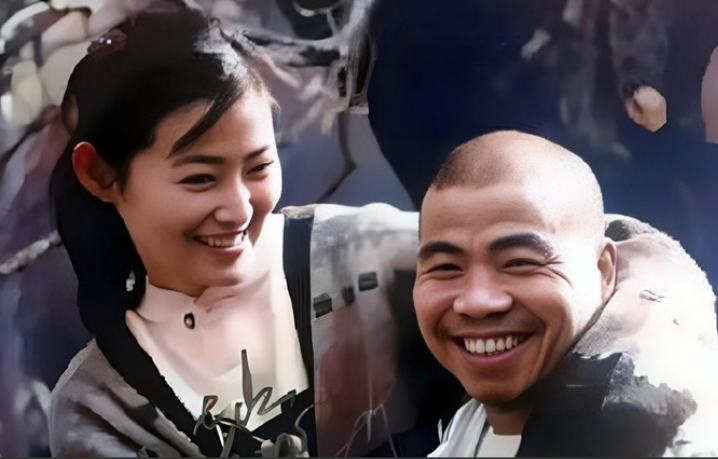 一九九八年，在《水浒传》片场休息时，饰演潘金莲的王思懿搂着饰演武大郎的宋文华有说