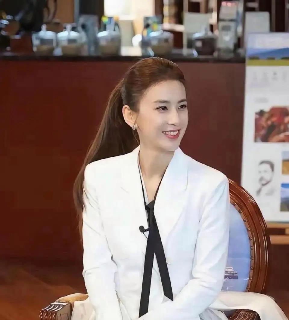 黄圣依离婚之后连气质都变了，杨子对黄圣依最擅长的一句话就是:“你除了有点名气，你