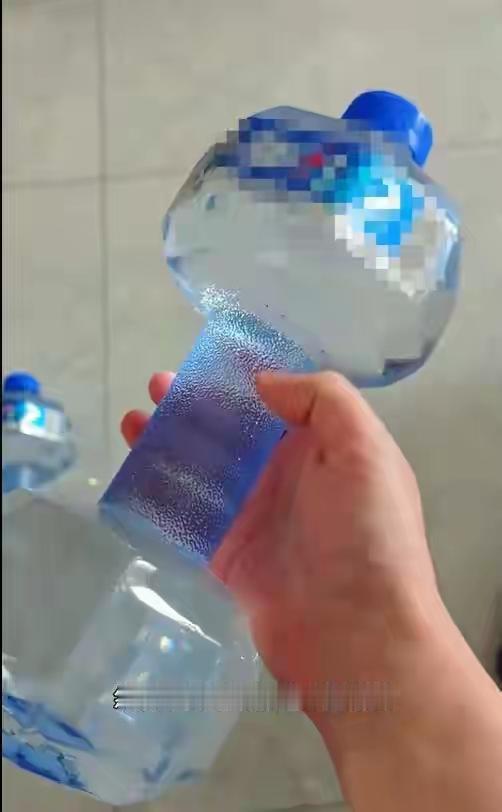 这是刚刚刷视频看到的：有网友生产出了这款像哑铃的瓶装矿泉水，不仅装水容量大，而且
