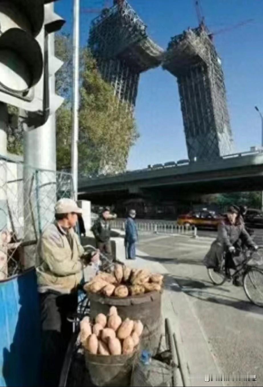 央视大楼的设计师库哈斯，近日接受采访时说，自己的设计有隐喻。网友调侃到