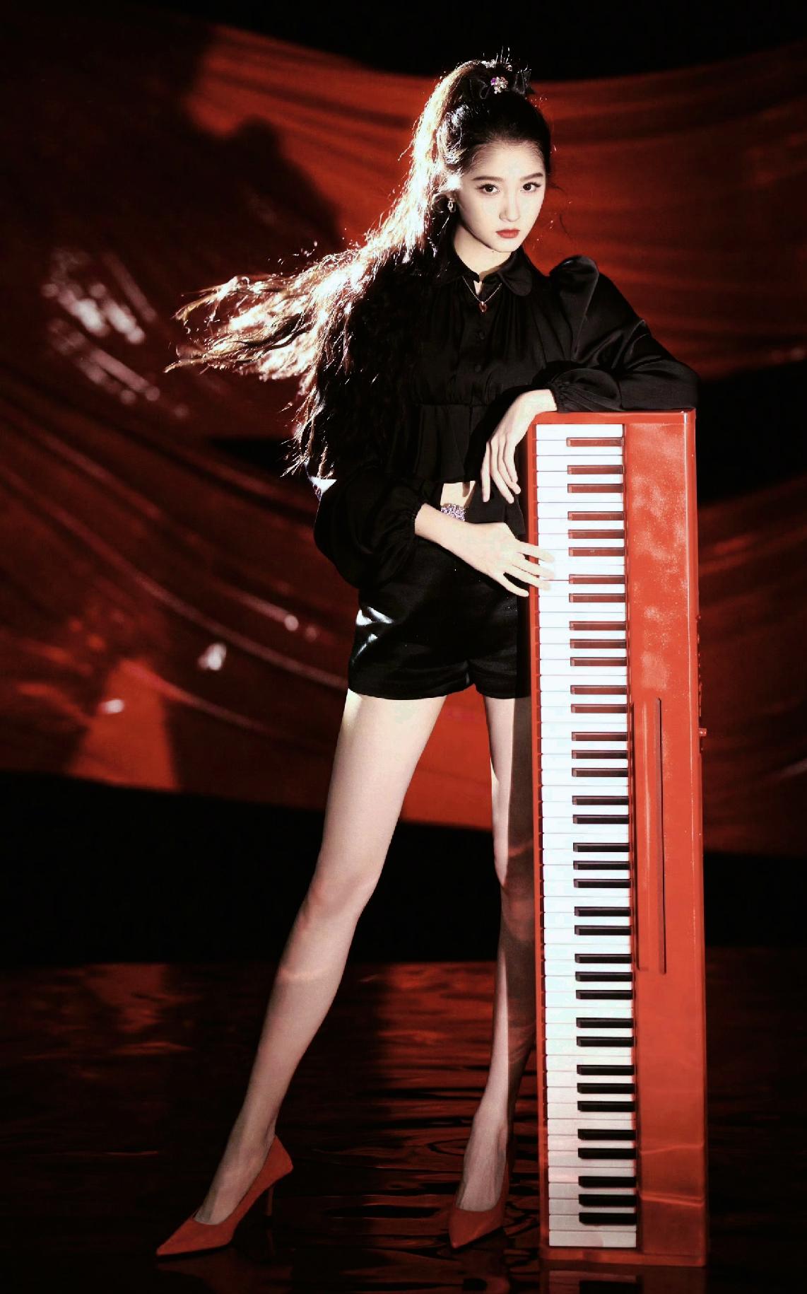 @关晓彤穿上高跟鞋，最靓就是你[比心]