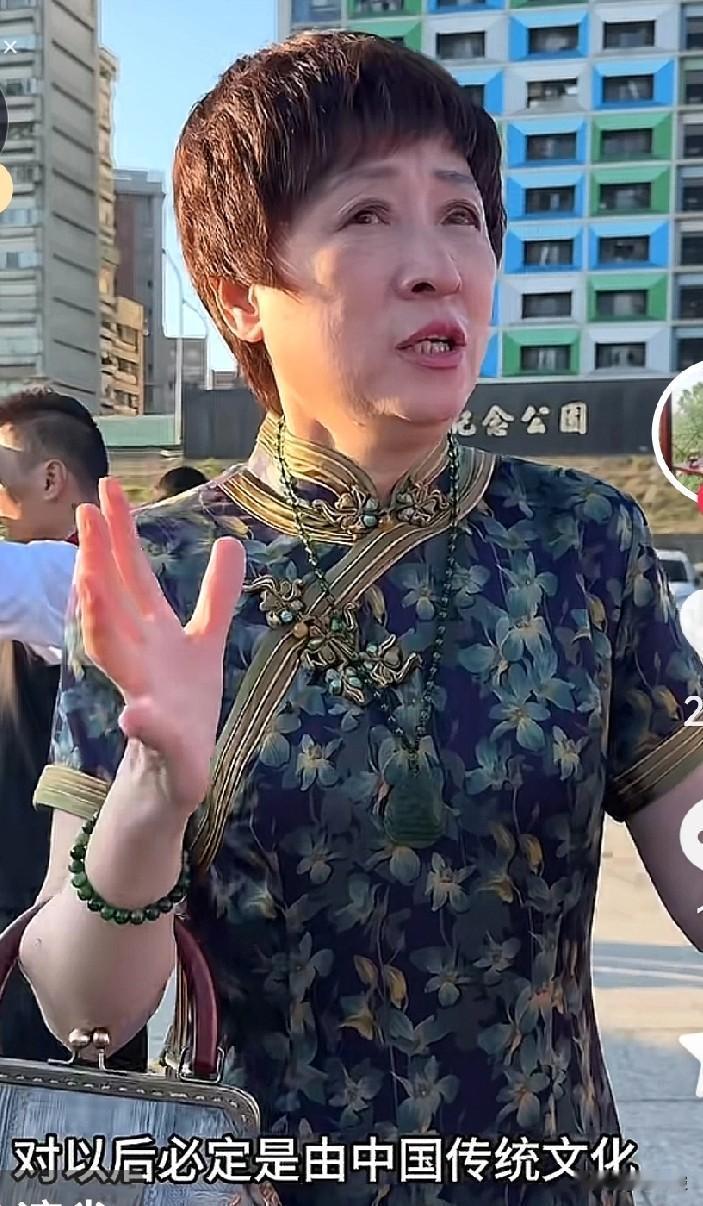 这位台湾大姐在台湾马町场纪念公园举行秋祭白色恐怖时期牺牲的政治人物激动万分，表达