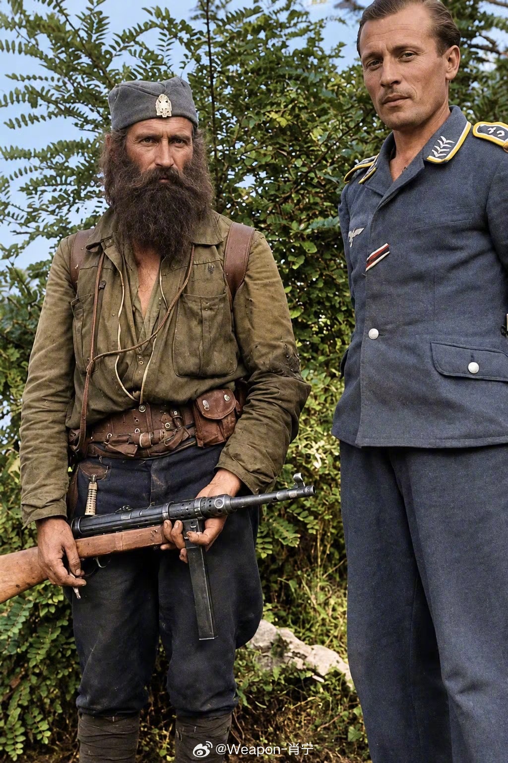照片中的历史一名德国空军飞行员被一名塞尔维亚游击队员俘虏​​​