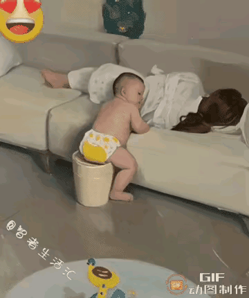 惊呆所有人:“尿都把不住的年龄，却把住了孝道!刚会走路的宝宝，还穿着尿不湿，