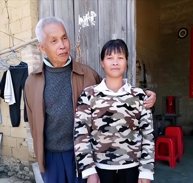 广西第一猛男！1994年，49岁梁二将19岁女工友带回村，随后两人开始疯狂造人，