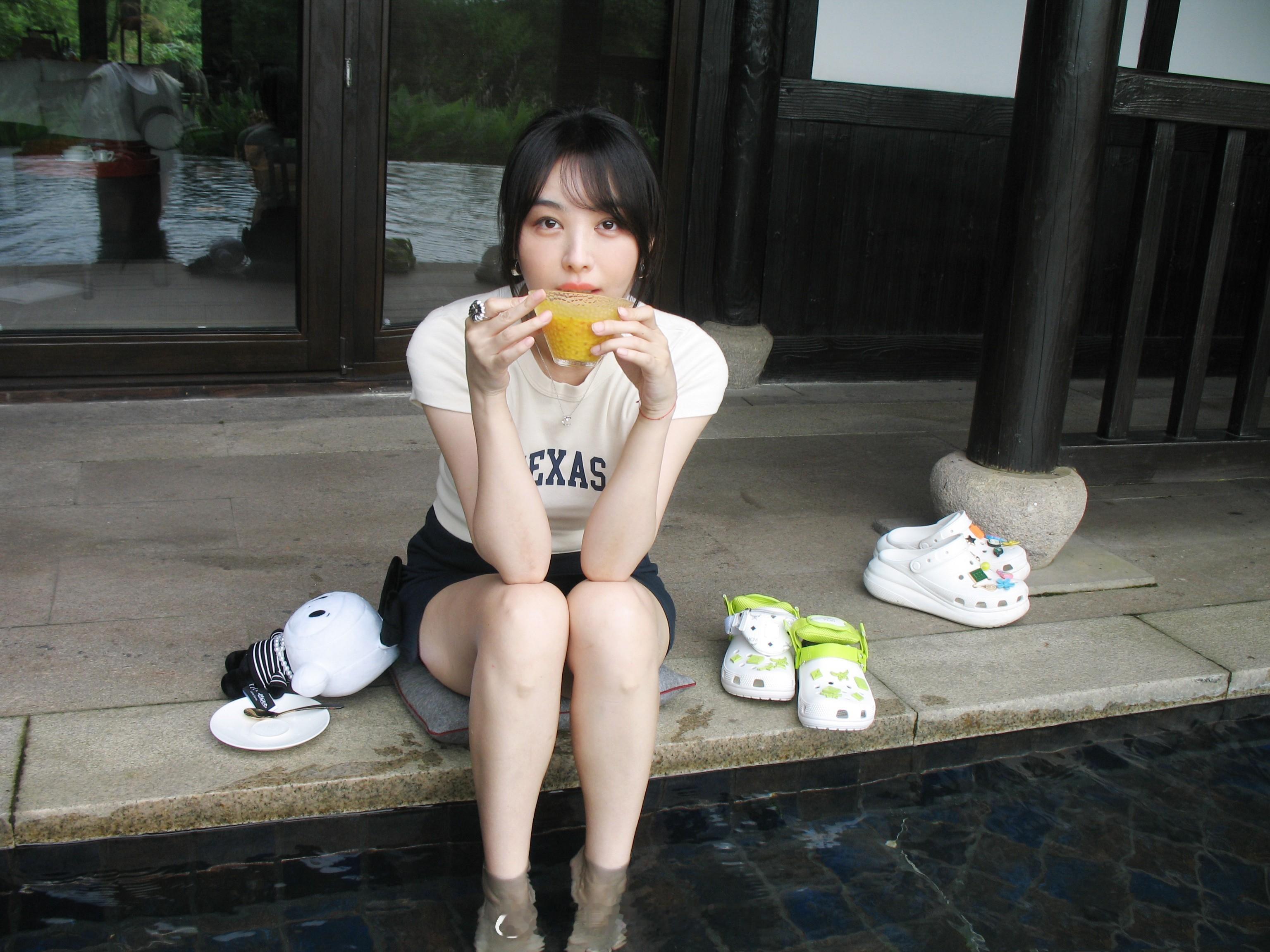 李菲儿光脚戏水随拍