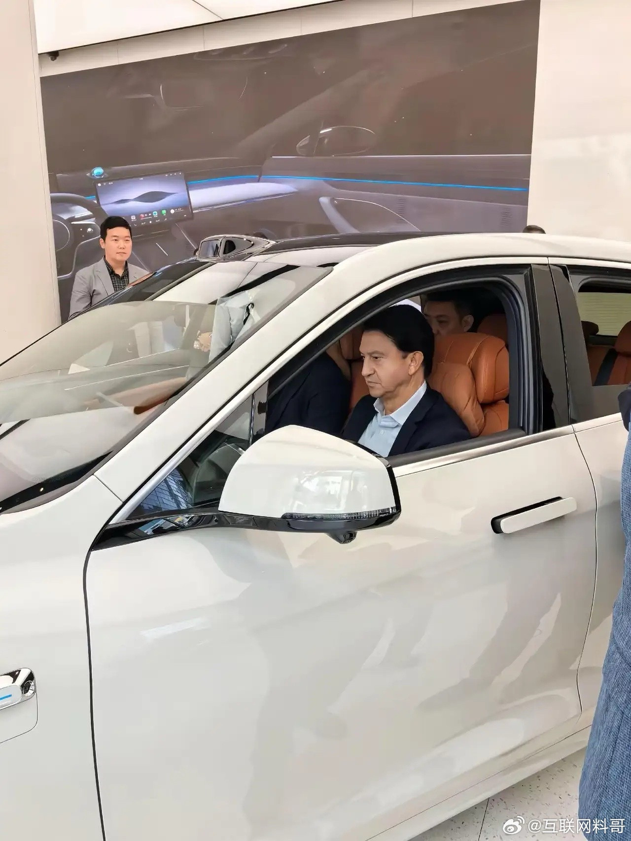现代集团全球CEO考察鸿蒙智行，在问界车型前一脸严肃，驻足良久。看友商的车都没