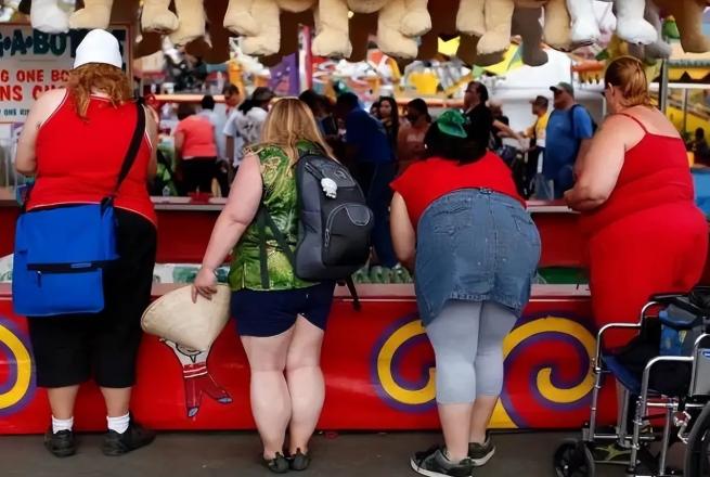 在美国，如果你看到有人身材肥胖，屁股大而且身上有不少肉，十有八九是经济条件不太好