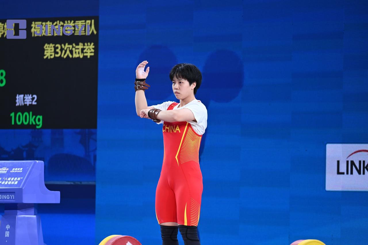 【2026年全国举重锦标赛魏婷娜刷新两项全国青年纪录】4月16日下午，在202