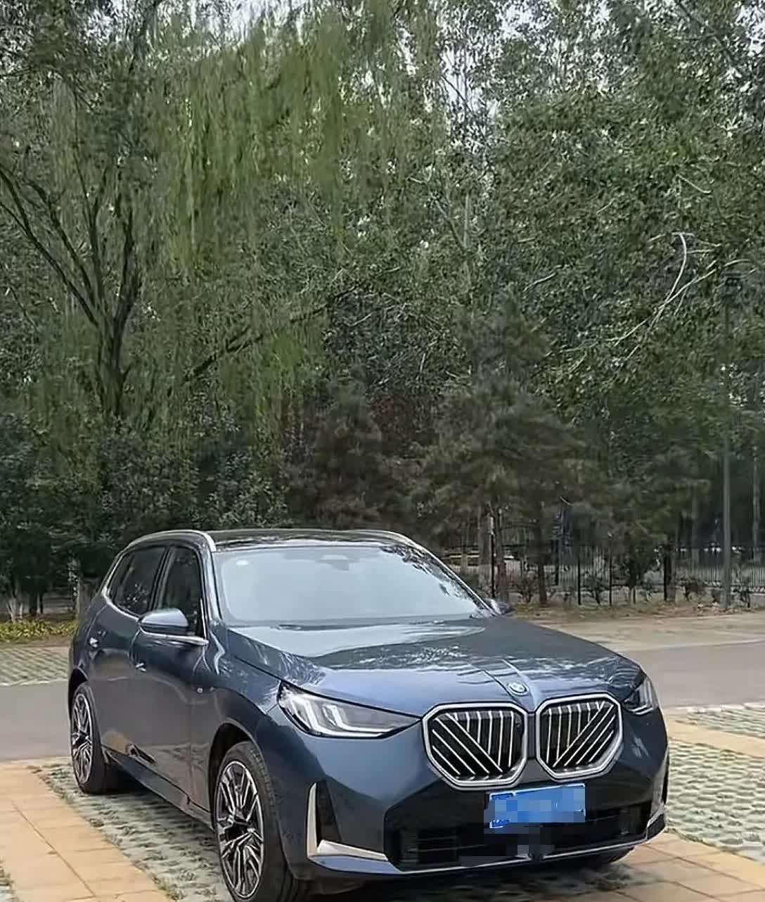 朋友看车中级豪华品牌的SUV看了半年多，最终确定了想买宝马X3，济南的五家4S店