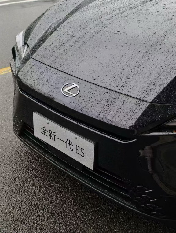 雨天的雷克萨斯ES