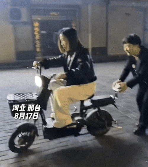 河北邢台，一男子一脚飞踹，把老婆从电动车上踹了下来。但奇怪的是，这老婆不但不生气
