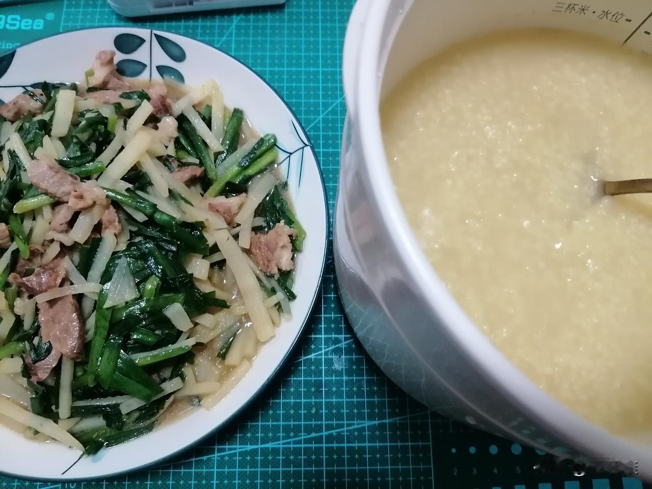 今天上午餐我做的小米粥，土豆丝炒韭菜肉丝。昨晚新买的土豆和韭菜，一起一块猪肉