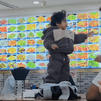 真不拿自己当外人啊！餐馆里的餐桌究竟是拿来吃饭的，还是随便撒野的场地？近日