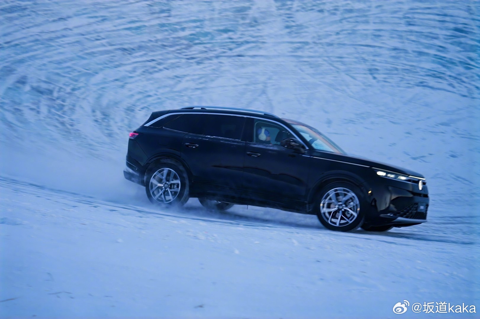 零下40度秀肌肉最近在想一个事，就是大尺寸横置四驱车，能不能替代较小尺寸的纵置