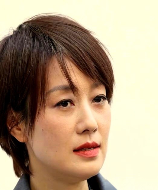 50岁的马伊琍，最近在上海静安嘉里中心露了个面，一张连滤镜都没加的生图，直接撕开了中年女演员的“体面