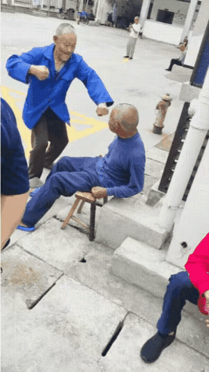 两大爷是从小窝尿和泥巴一起长大的发小，因为力量小，小个子大爷经常受欺负，总盼望着