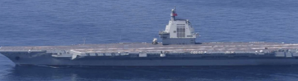 问题来了，福建舰甲板上空空如也，就远赴南海训练。那么舰载机在哪里呢，自己飞过去？