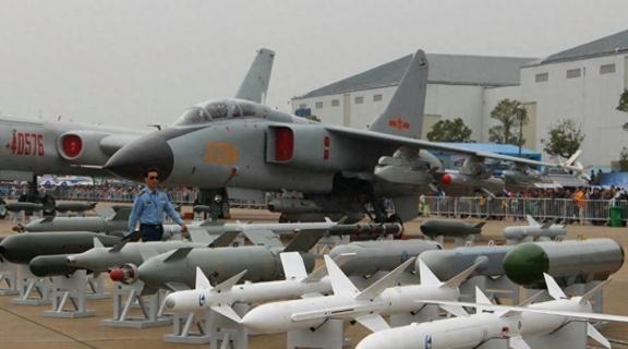 老飞豹突然会“摇人”了。去年“红剑”演习,它在歼-16D的电磁掩护下,靠数据