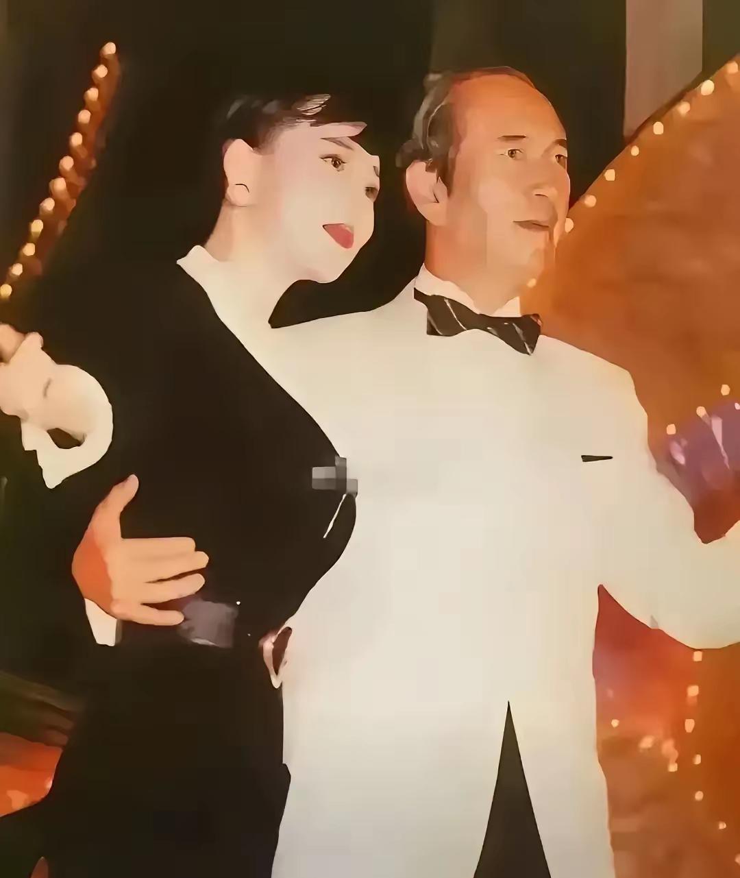 这是赌王何鸿燊和利智的真实样貌，都看看吧，这可不是演员扮演的。利智被誉为50