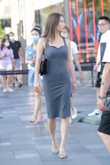 愛情最令人心動的地方恰恰是两個人一同分享那些屬於彼此的時刻，不用管旁人怎麼看。