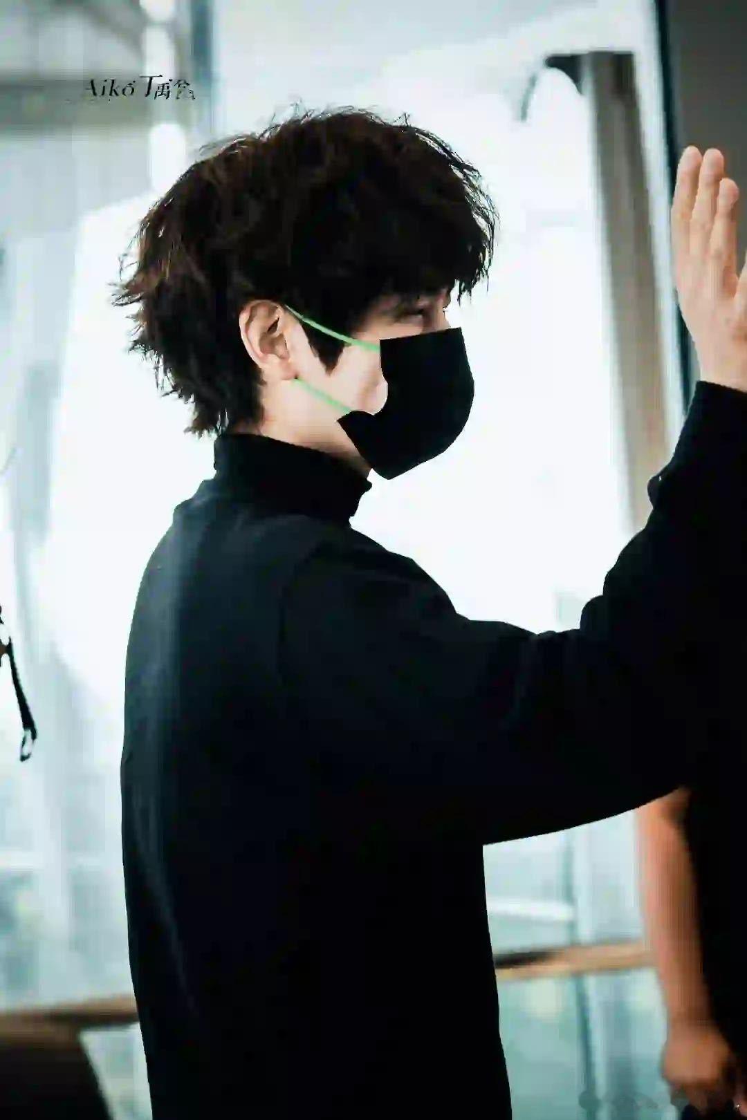 丁禹兮回国机场卷毛路透看到丁禹兮回国机场的卷毛路透，我真的被他的可爱打败了！黑