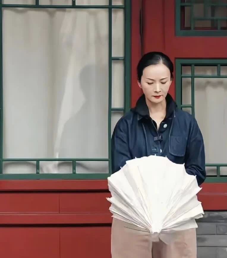 岁月不饶人啊，当初也是红极一时的一位演员，现在这样穿着普通的衣服走在大街上，估计