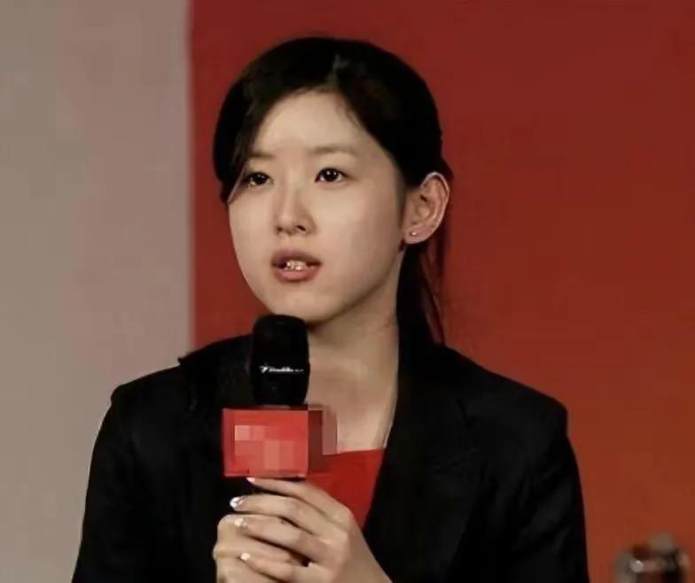 章泽天大学时的素颜照，看着有点青涩，穿搭有点土味，与现在判若两人！那时候的章泽